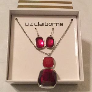 🌹NWT Awesome Pendant Necklace / Earrings Set 🌹